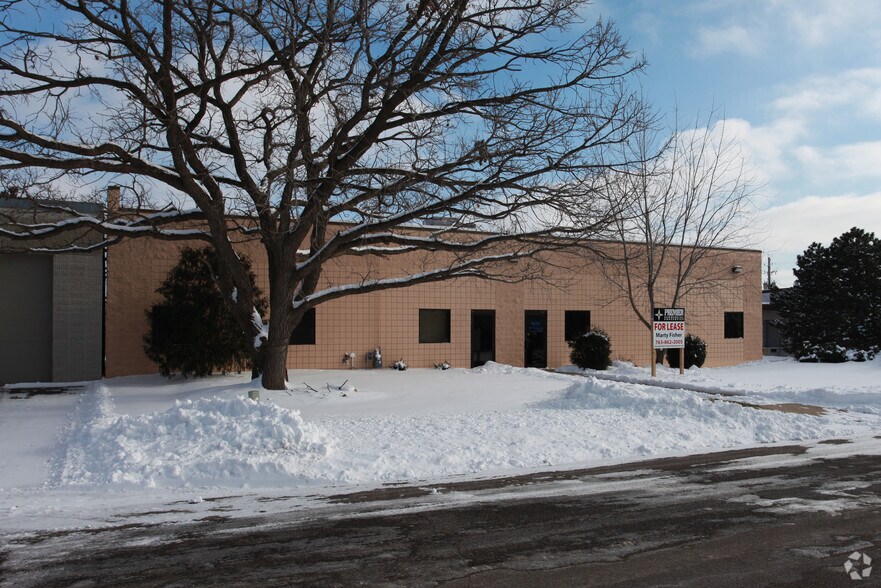 7871-7891 Hickory St NE, Fridley, MN à louer - Photo du bâtiment - Image 2 de 3