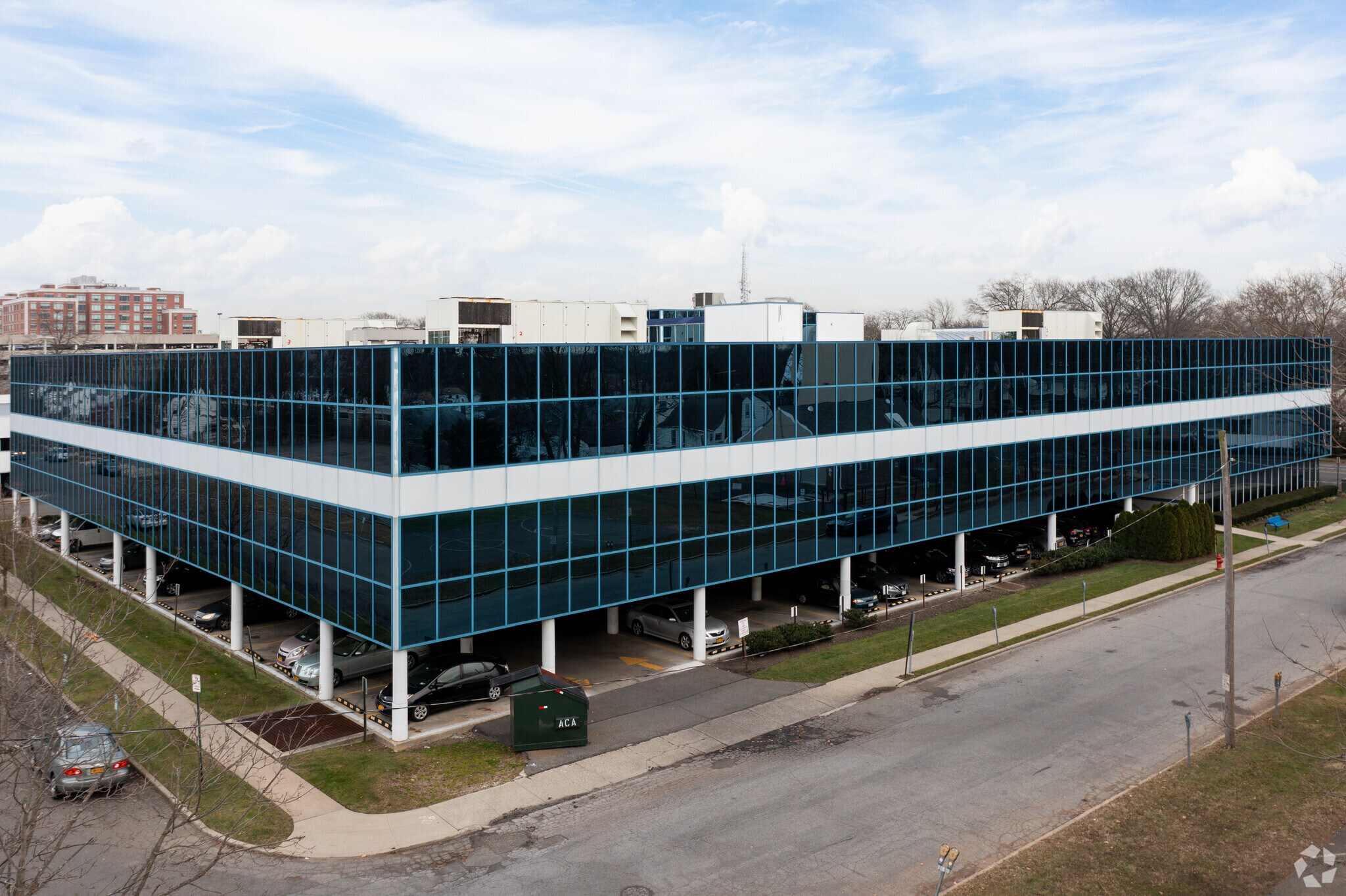 330 Old Country Rd, Mineola, NY à louer Photo du bâtiment- Image 1 de 8