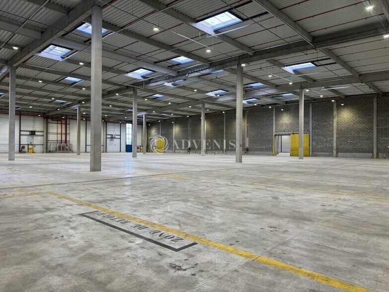 Industrial in Marly-la-Ville for lease - Building Photo - Image 1 of 11