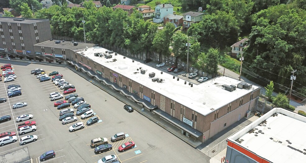 Forest Hills Plaza portefeuille de 3 propriétés à vendre sur LoopNet.ca - Photo principale - Image 3 de 3