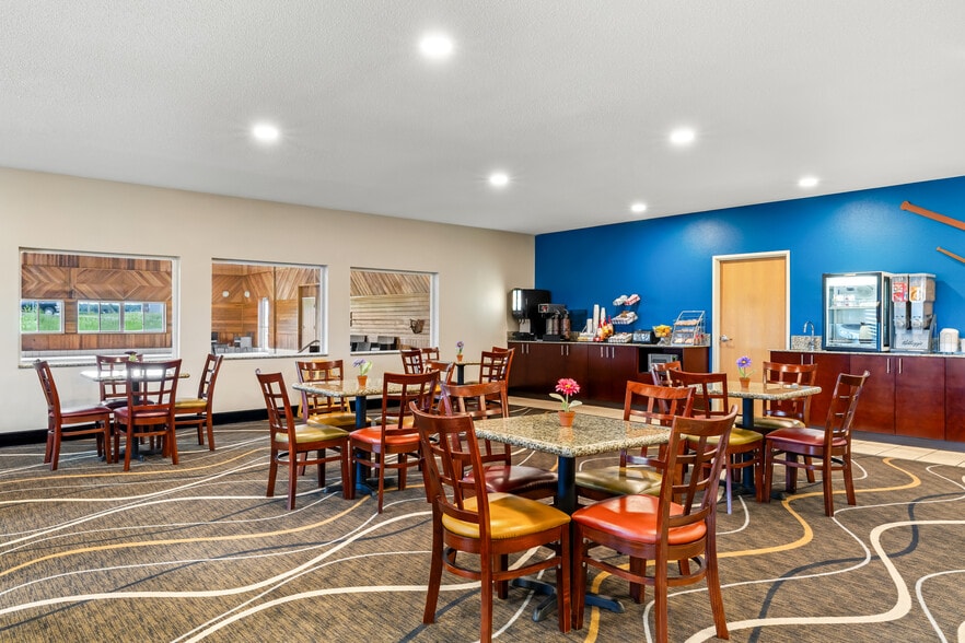 50663 Oak Grove Rd, Osseo, WI à vendre - Photo du bâtiment - Image 2 de 12