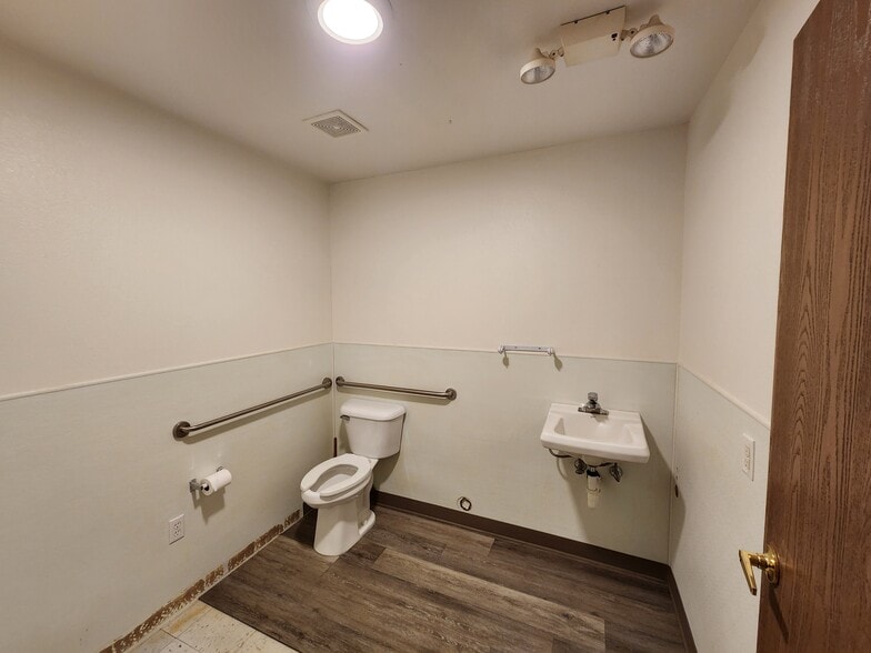 1231 E Basin Ave, Pahrump, NV for lease - Interior Photo - Image 3 of 30