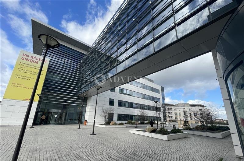 Bureau dans Le Bourget à louer - Photo du bâtiment - Image 2 de 12