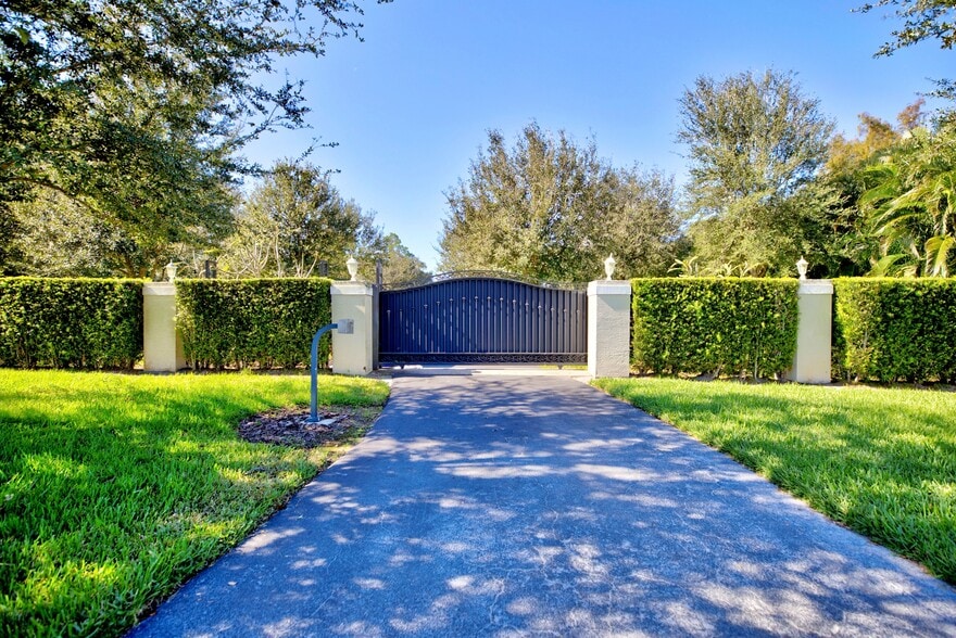 573 Holmes Ave, Lake Placid, FL à vendre - Photo du bâtiment - Image 2 de 8