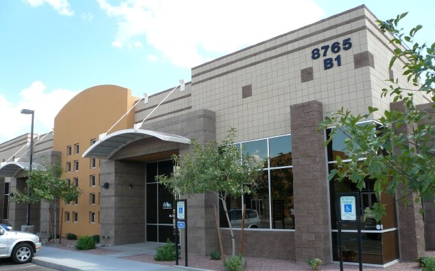 8765 W Kelton Ln, Peoria, AZ à louer Photo du bâtiment- Image 1 de 4