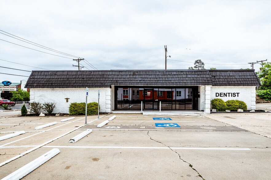 2402 Sam Houston Ave, Huntsville, TX à vendre - Photo du bâtiment - Image 1 de 20