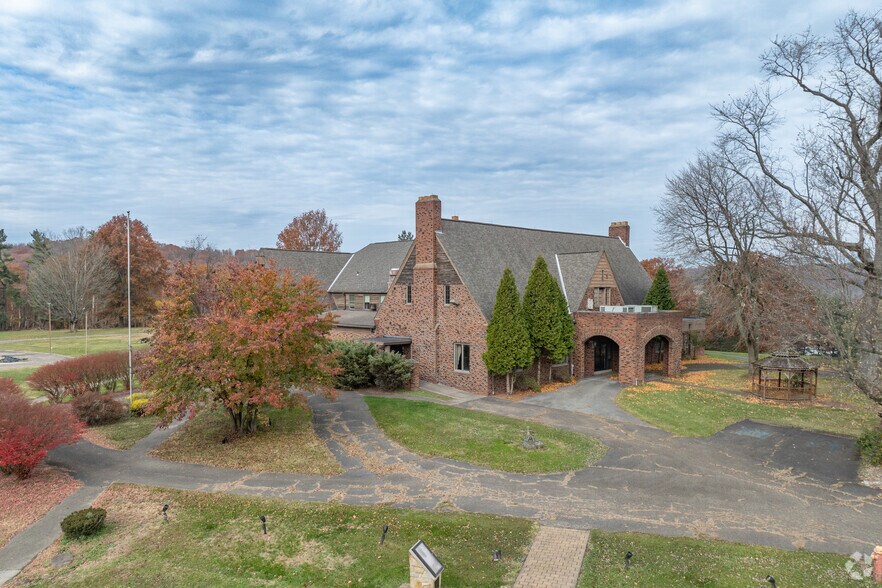 1299 Lane Ave, Natrona Heights, PA à vendre - Photo du bâtiment - Image 2 de 4