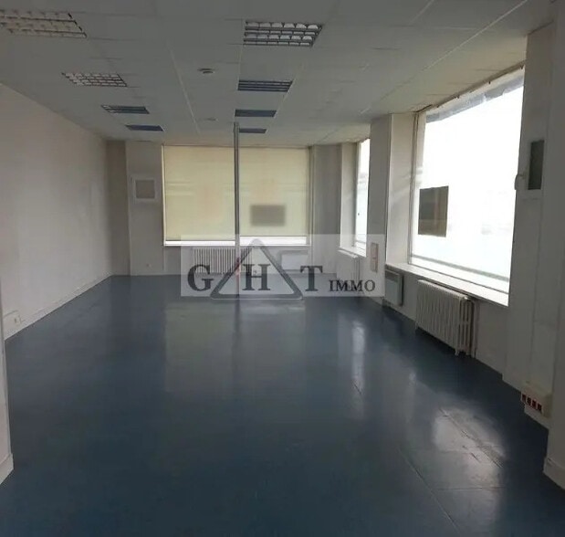 Retail in Melun for lease - Interior Photo - Image 2 of 2