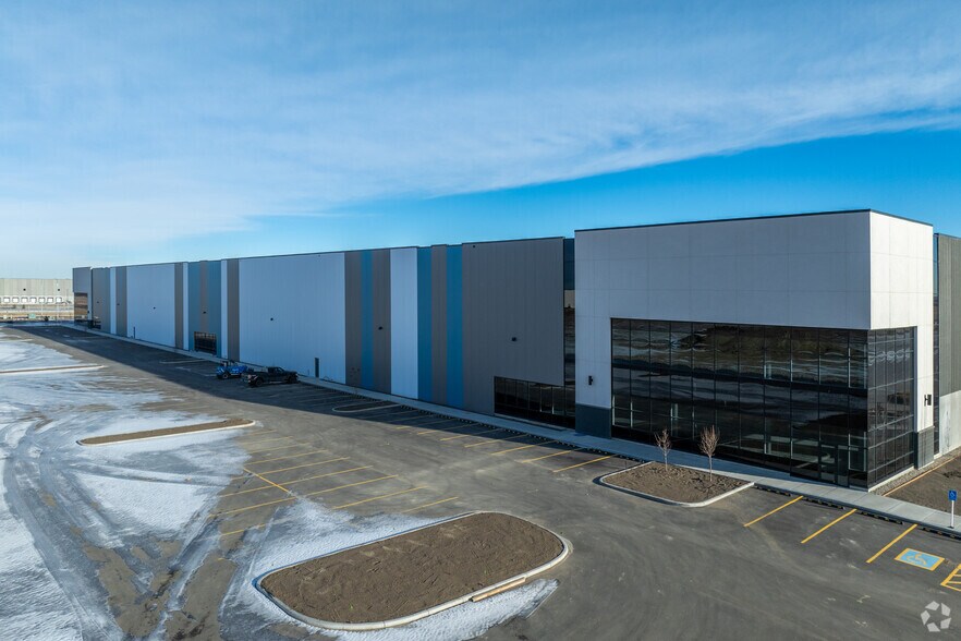 Crossiron Drive & Range Road 293, Calgary, AB à louer - Photo du bâtiment - Image 2 de 28