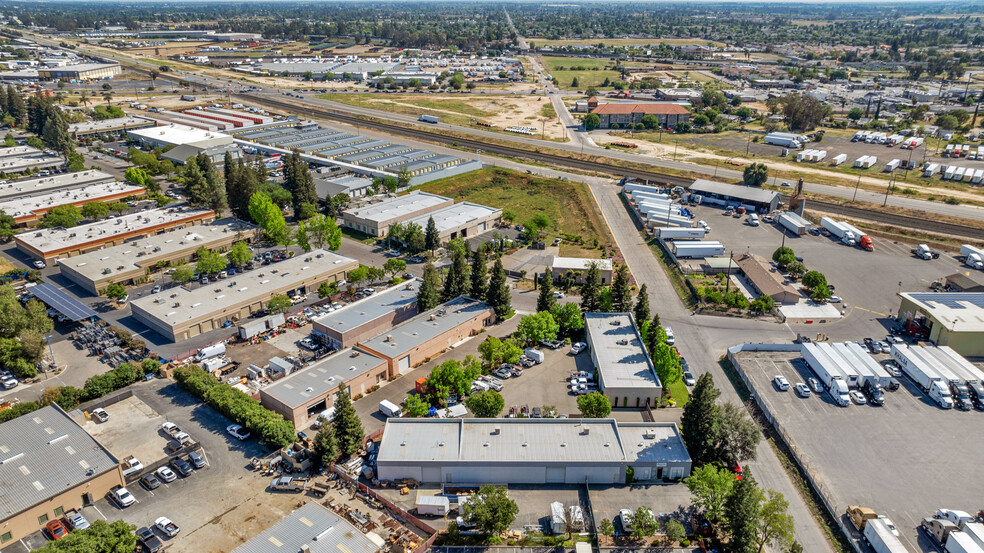 4780 W Jennifer Ave, Fresno, CA for lease - Building Photo - Image 2 of 22