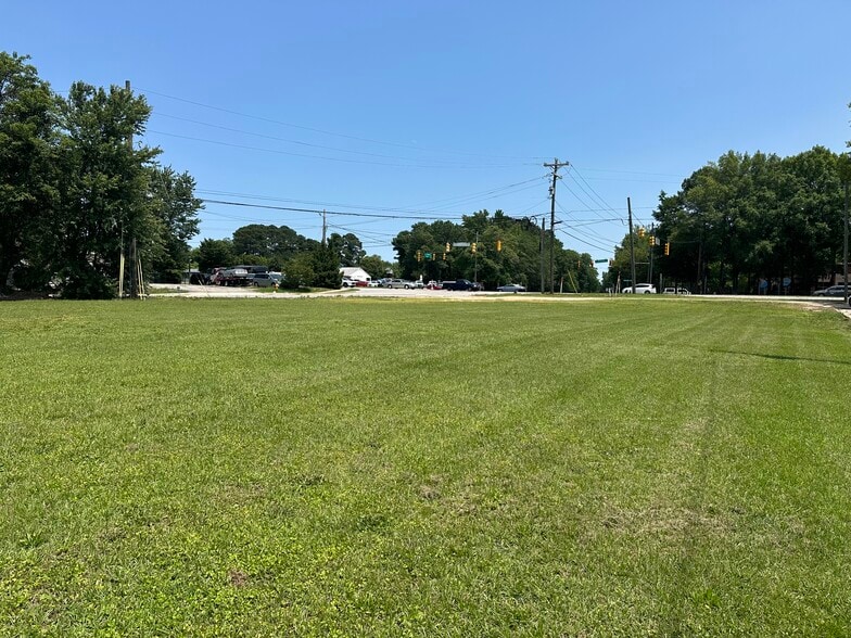 103-105 Ileagnes Dr, Raleigh, NC for sale - Building Photo - Image 2 of 3