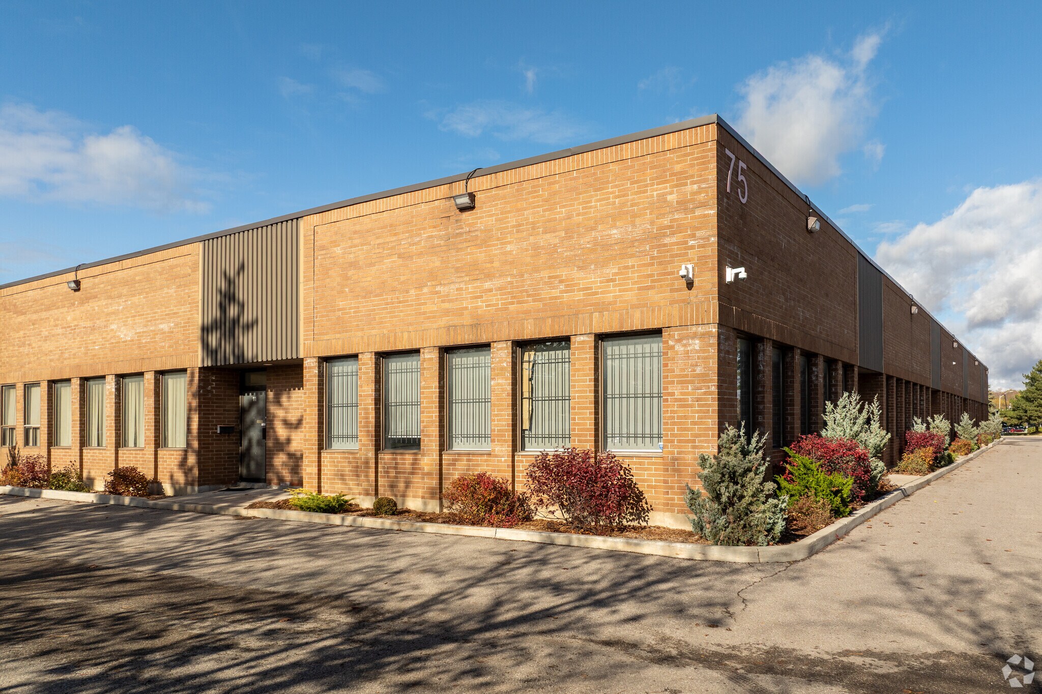 75 E Beaver Creek Rd, Richmond Hill, ON à vendre Photo principale- Image 1 de 1