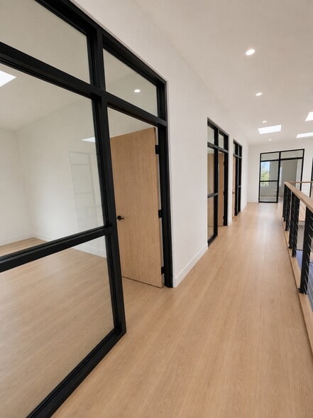 843-847 Via De La Paz Dr, Pacific Palisades, CA for lease - Interior Photo - Image 2 of 5