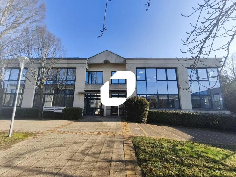 Office in Créteil for lease - Building Photo - Image 1 of 10