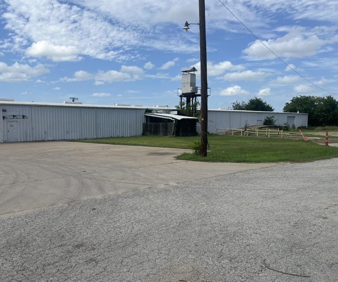 425 Peters St, Waxahachie, TX for lease Interior Photo- Image 1 of 5