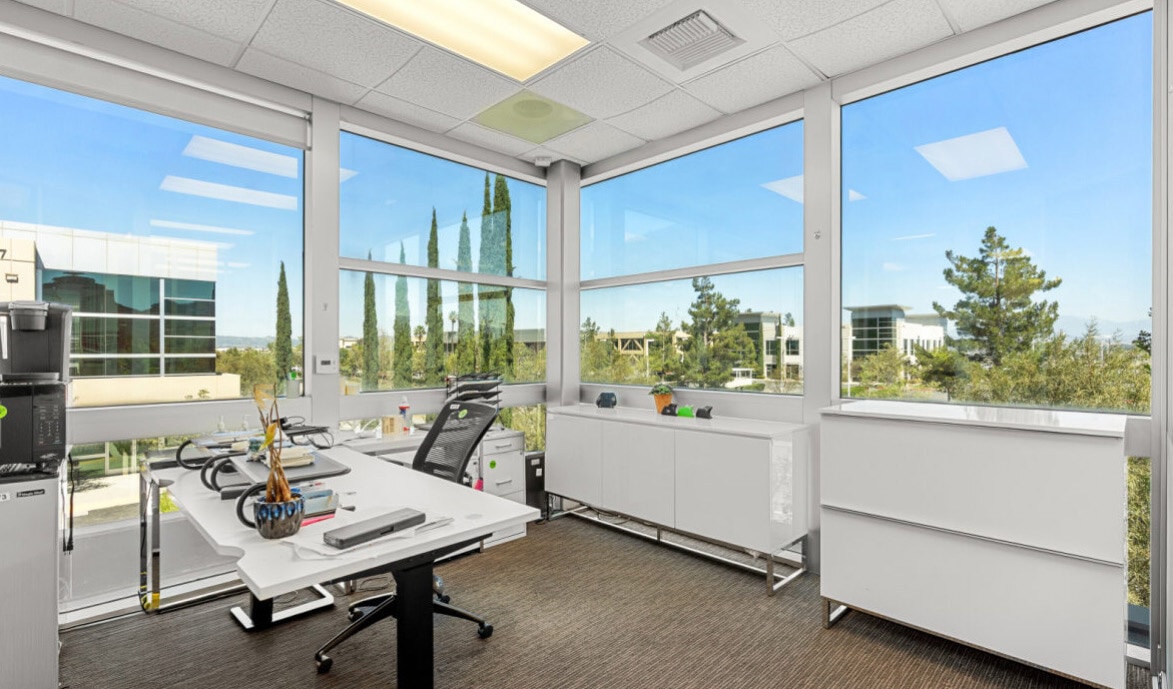 27321-27327 Via Industria, Temecula, CA 92590 - Unité 27321 -  - Photo intérieure - Image 2 of 5