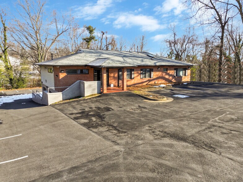 1502 Featherstone Rd, Woodbridge, VA à vendre - Photo du bâtiment - Image 1 de 36