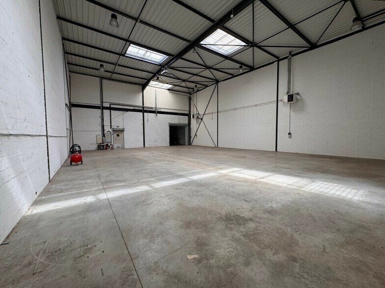 Flex in Montévrain for lease - Building Photo - Image 1 of 3