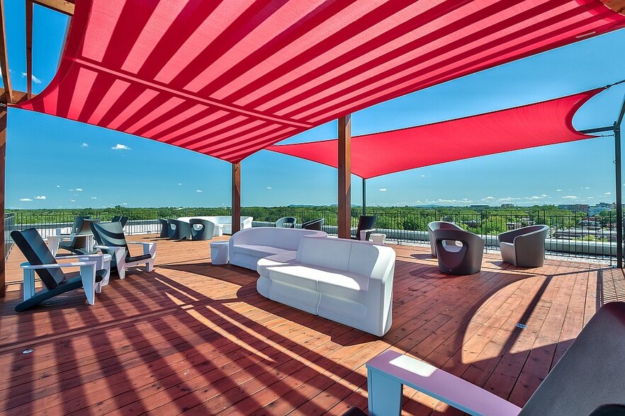 2-14 Boul Désaulniers, Saint-lambert, QC for lease - Building Photo - Image 3 of 9