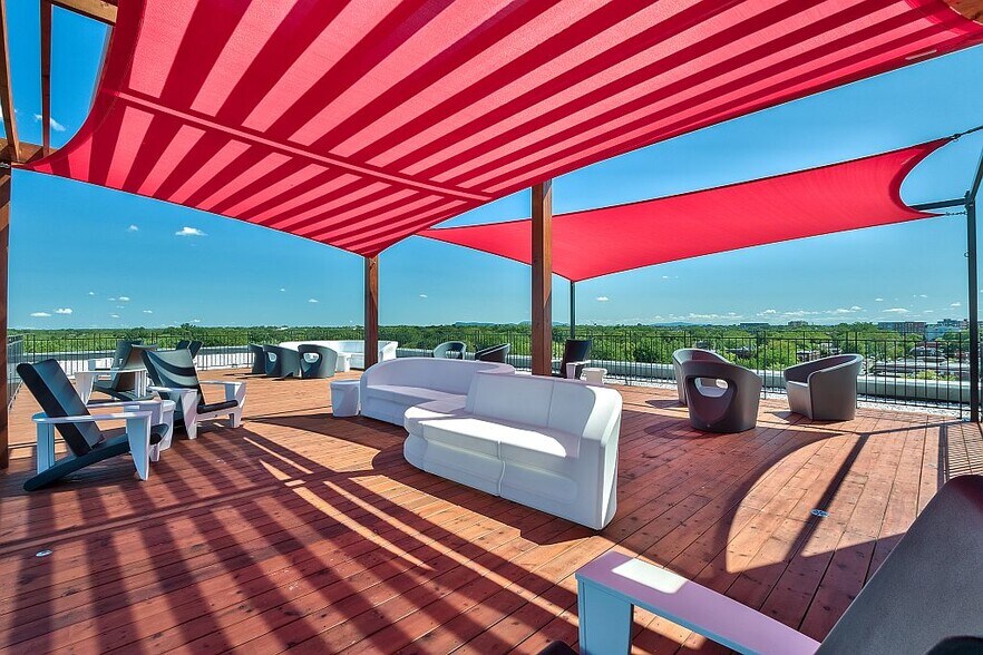 2-14 Boul Désaulniers, Saint-lambert, QC à louer - Photo du bâtiment - Image 3 de 9