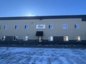 201 Clearview Dr, Red Deer County, AB à louer Photo du bâtiment- Image 2 de 23