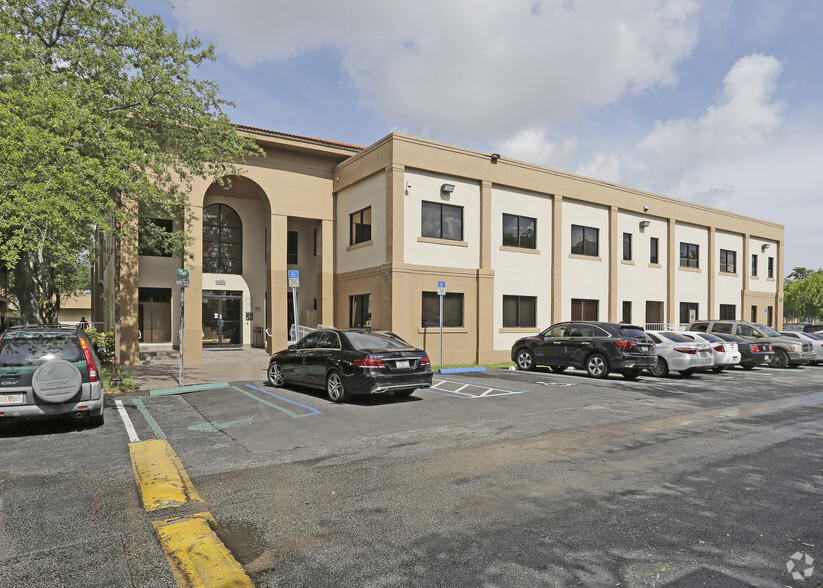 10631 N Kendall Dr, Miami, FL for lease - Primary Photo - Image 1 of 4