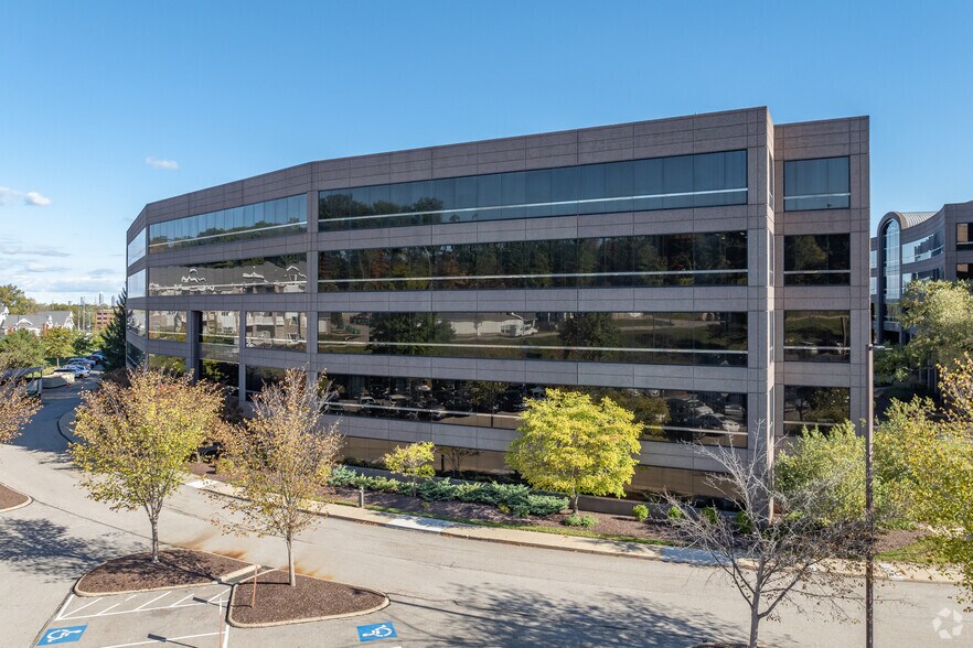 6100 Oak Tree Blvd, Independence, OH à louer - Photo du bâtiment - Image 2 de 6