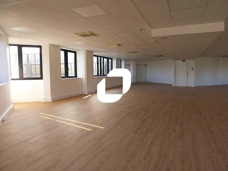 12 Rue Du Fort De Saint-Cyr, Montigny-le-Bretonneux for lease - Interior Photo - Image 3 of 7