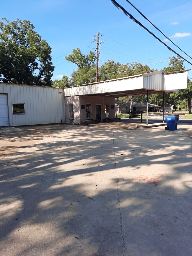 Plus de détails pour 1124 E Houston Ave, Crockett, TX - Commerce de détail à vendre