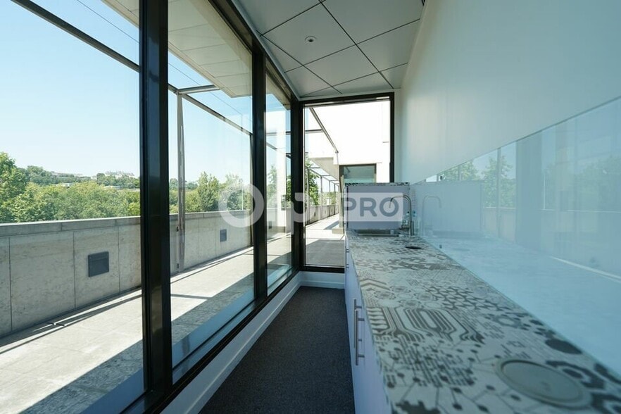 Office in Lyon for lease - Interior Photo - Image 2 of 12