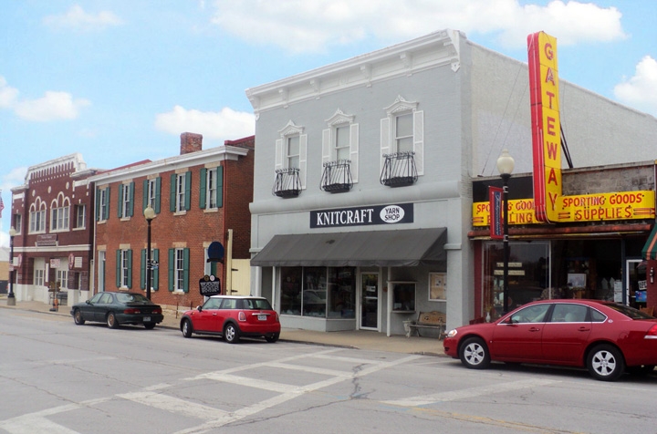 215 N Main St, Independence, MO for lease - Primary Photo - Image 1 of 3