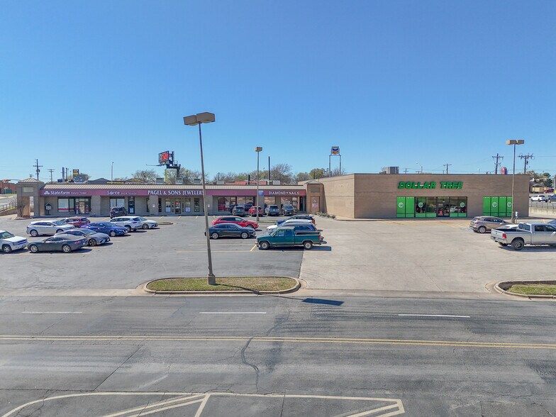 2102 S W S Young Dr, Killeen, TX à louer - Photo du bâtiment - Image 3 de 8