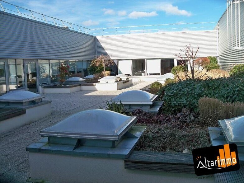 Office in Chartres for lease - Building Photo - Image 3 of 10
