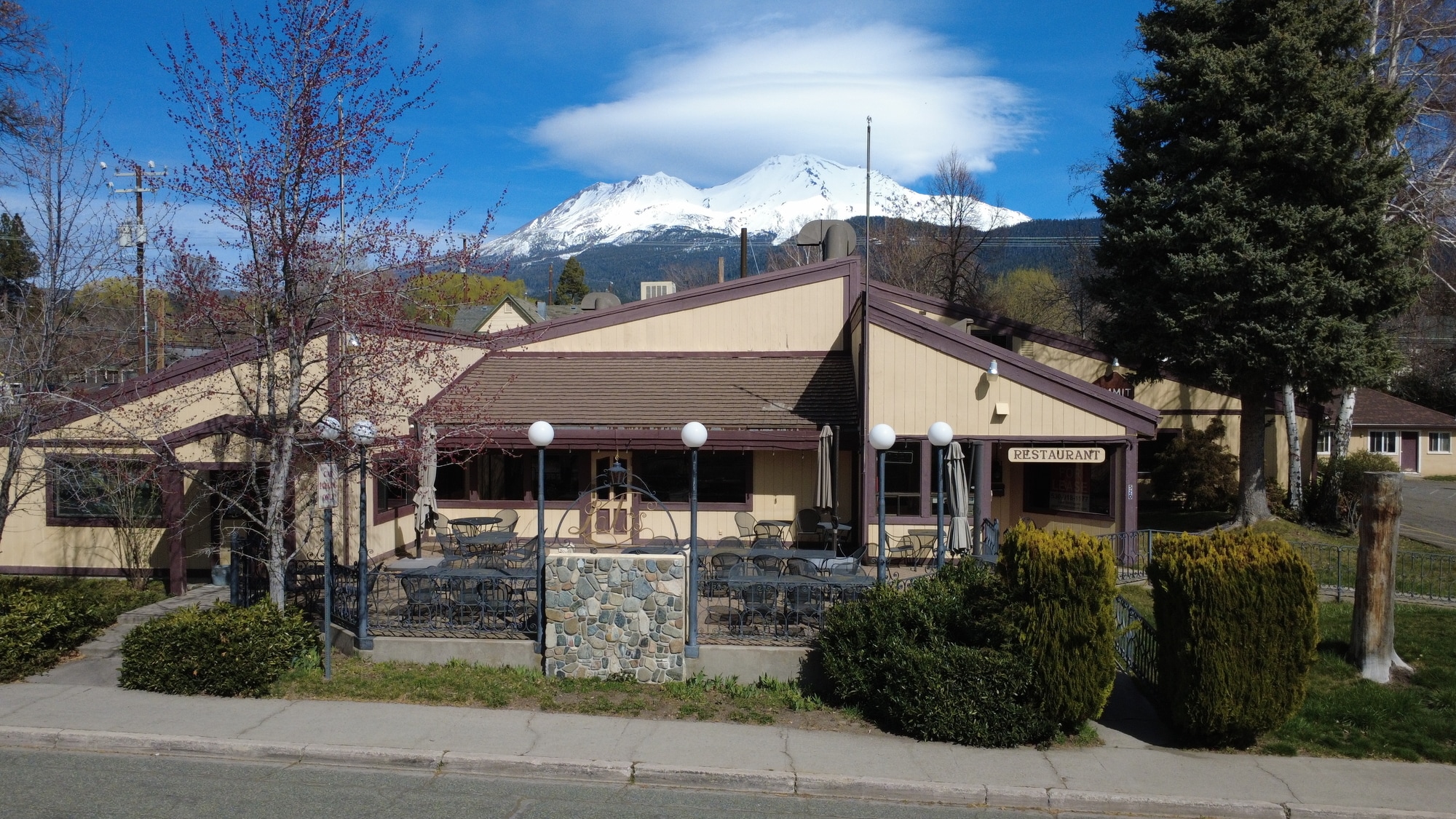 520 N Mount Shasta Blvd, Mount Shasta, CA for sale Primary Photo- Image 1 of 28
