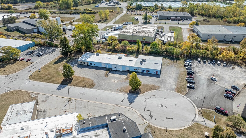 8 Apollo Dr, Batavia, NY à louer - Photo du bâtiment - Image 1 de 12