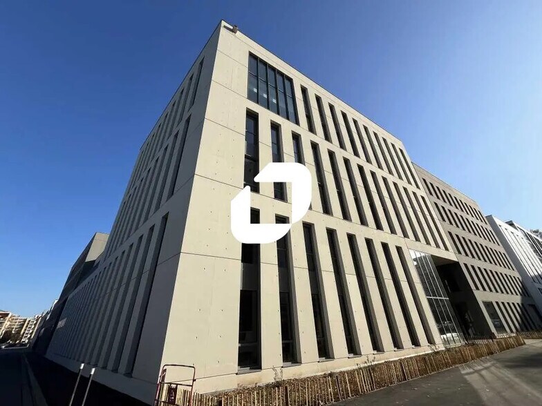 Office in Villeurbanne for lease - Building Photo - Image 2 of 24