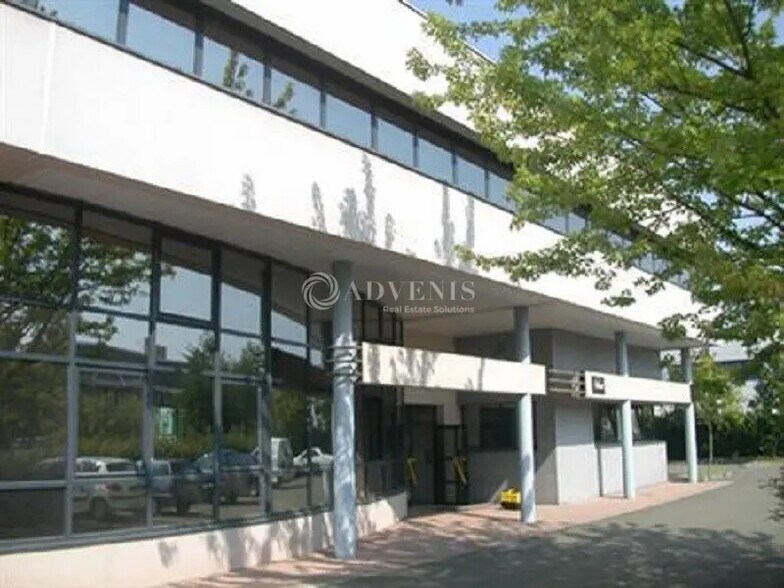 Office in Plaisir for lease - Building Photo - Image 1 of 5