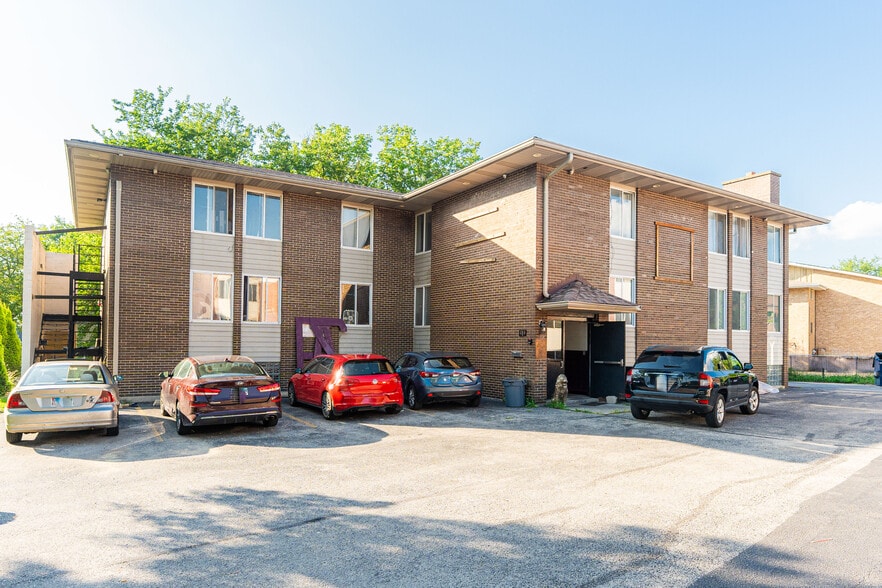 919 Greenbrier Rd, Dekalb, IL for sale - Primary Photo - Image 1 of 19