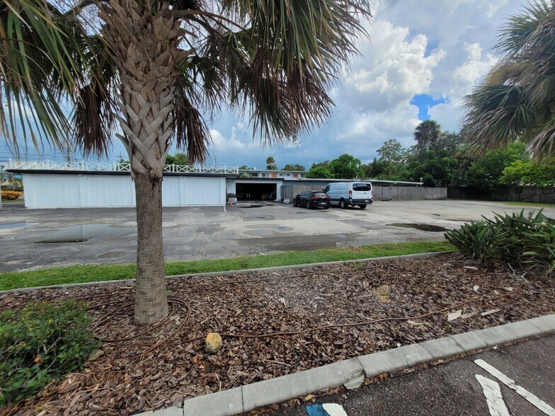 1108 N Dixie Fwy, New Smyrna Beach, FL à vendre - Photo du bâtiment - Image 2 de 26