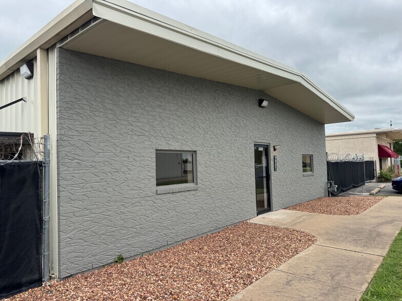 9901 E 46th Pl, Tulsa, OK à vendre - Photo du bâtiment - Image 3 de 18