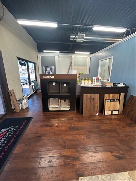 1109 Dallas Dr, Denton, TX à louer - Photo du bâtiment - Image 3 de 21