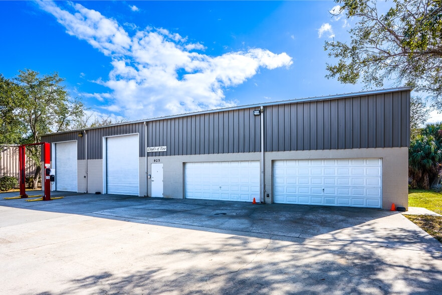 925 13th Ln, Vero Beach, FL for lease - Building Photo - Image 2 of 6