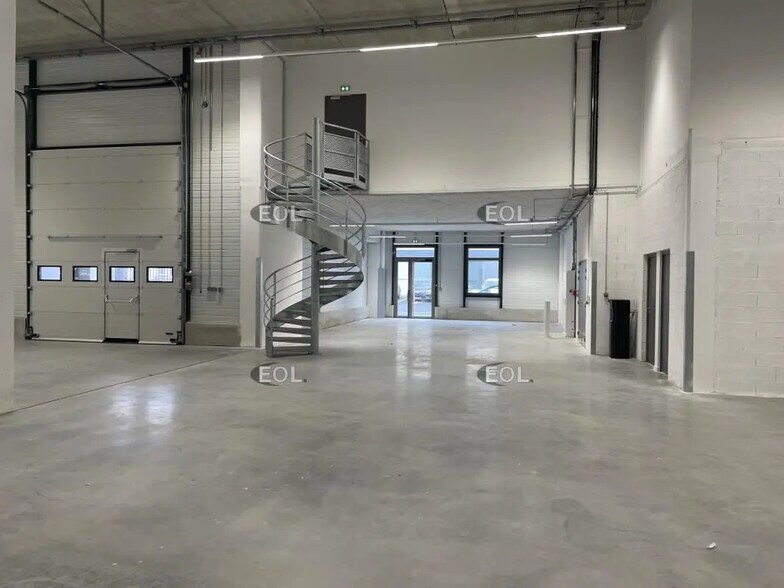 Flex dans Nanterre à louer - Photo du bâtiment - Image 3 de 28