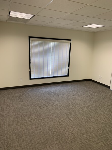 2308-2320 W 17th St, Greeley, CO for lease - Interior Photo - Image 2 of 12