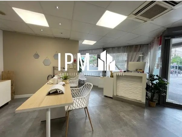 Retail in Marseille for lease Interior Photo- Image 1 of 6