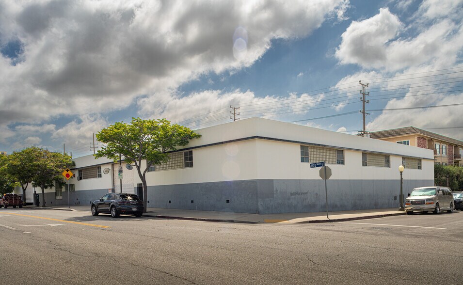10690 Santa Monica Blvd, Los Angeles, CA à louer - Photo du bâtiment - Image 2 de 6
