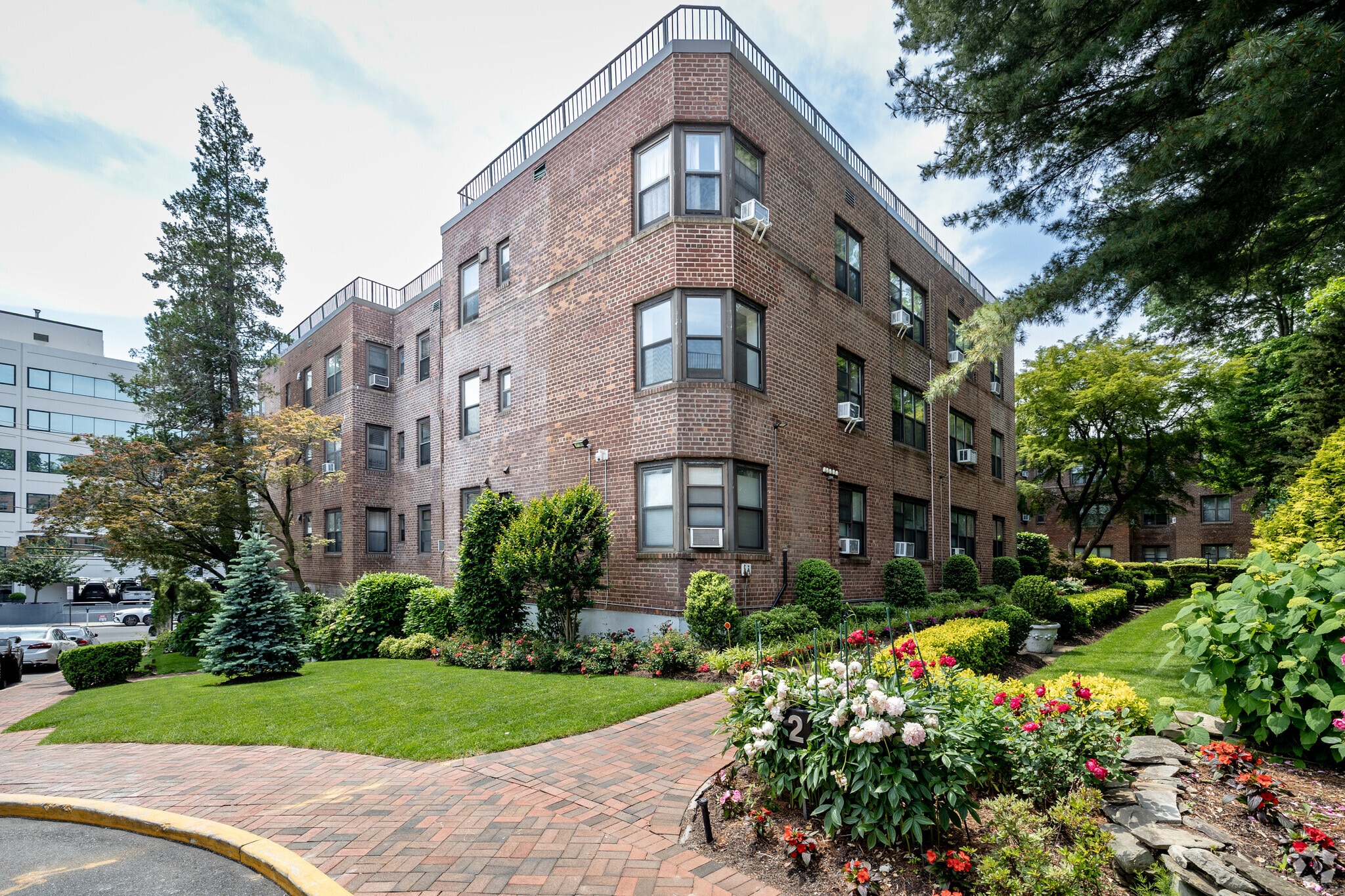 4 Town House Pl, Great Neck, NY for lease Primary Photo- Image 1 of 8