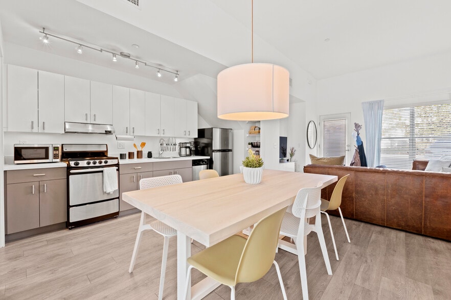 NOBAY, The Gardens, Lake Mirror Tower portfolio of 3 properties for sale on LoopNet.ca - Building Photo - Image 3 of 50