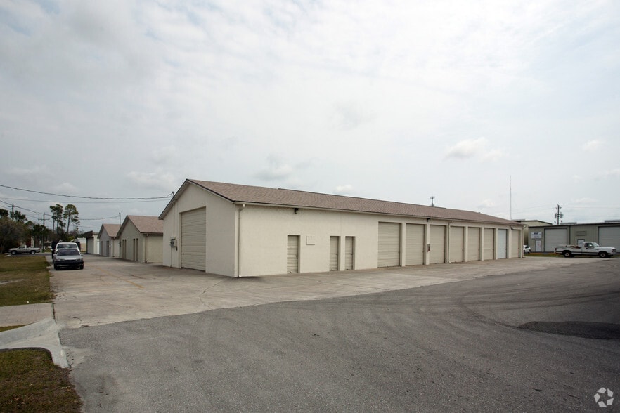 2159 Andrea Ln, Fort Myers, FL à louer - Photo du bâtiment - Image 3 de 5