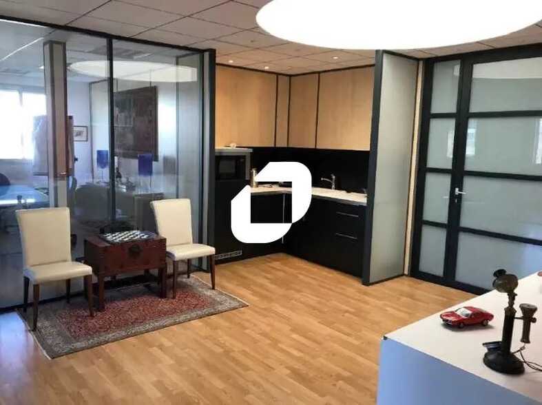 5 Rue Jean-Elysée Dupuy, Champagne-au-Mont-d'Or for lease - Building Photo - Image 3 of 6